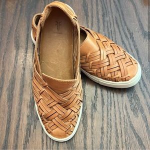 Frye woman’s woven leather loafer. Size 6, a nice caramel brow/tan color!